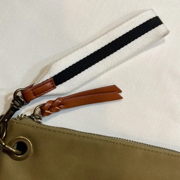 UNIVERSAL THREAD Green zippered wristlet - Picture 2 of 11